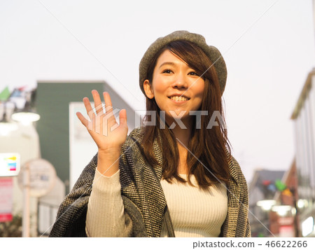 揮動她的手的微笑的婦女 揮動她的手的微笑的婦女 46622266