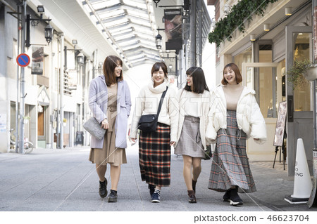 四個女人走Onomichi拱廊 46623704