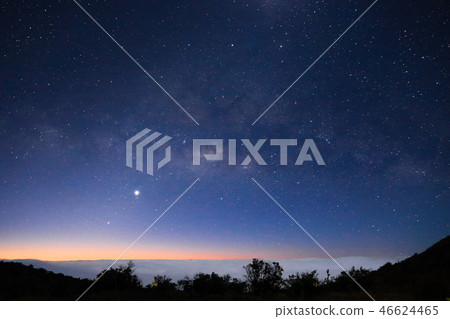 The sea of clouds and the Milky Way before dawn 46624465