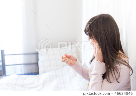 一個女人聽音樂 46624846