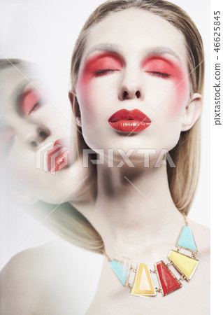 Sexy nude lady in colorful neacklace and artistic makeup 46625845