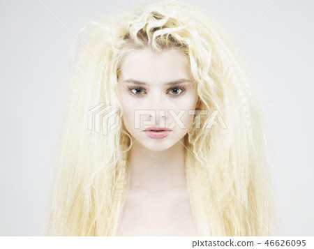 Beautiful woman with magnificent hair Beautiful woman with magnificent hair 46626095