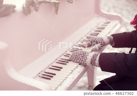 street musician playing the old shabby piano. street musician playing the old shabby piano. 46627302