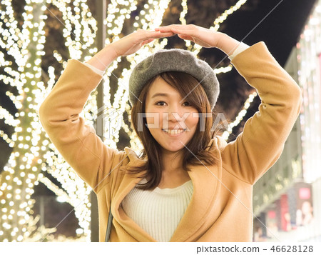 做照明和好標誌的婦女 46628128