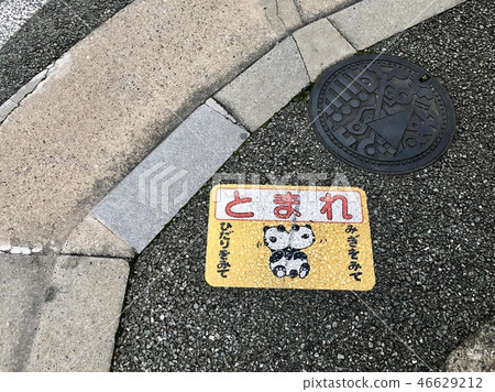 在人行道上 46629212