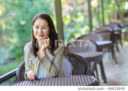 中間高級女人餐廳酒旅行圖像 46629840