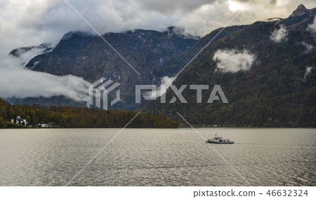 Beautiful lake scenery of Hallstatt, Austria Beautiful lake scenery of Hallstatt, Austria 46632324