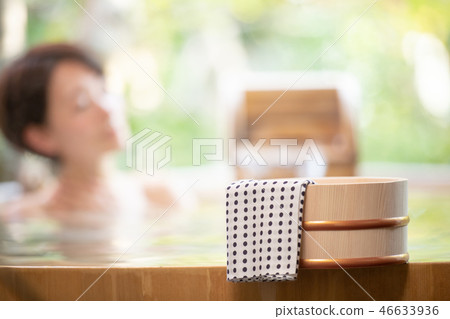沐浴旅館溫泉圖像的露天浴少婦 46633936
