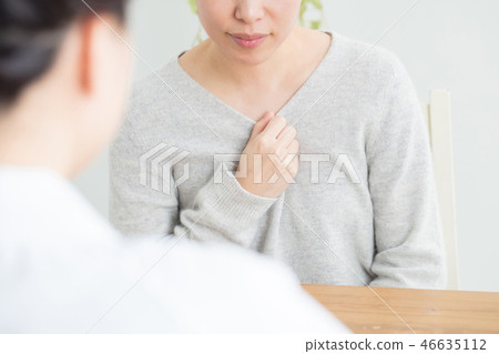 General woman who consults a woman in a white coat 46635112