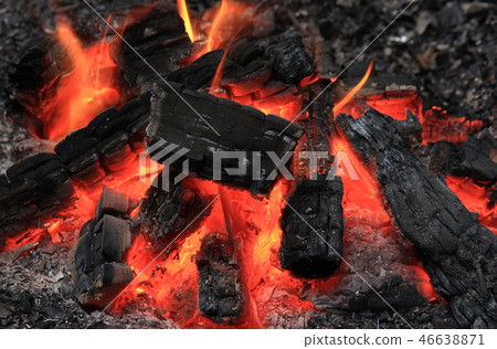燃燒木炭 46638871