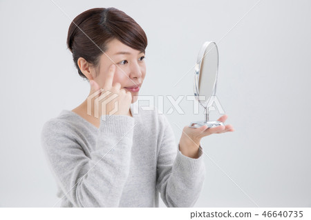一個關心臀部的女人(微笑) 一個關心臀部的女人(微笑) 46640735