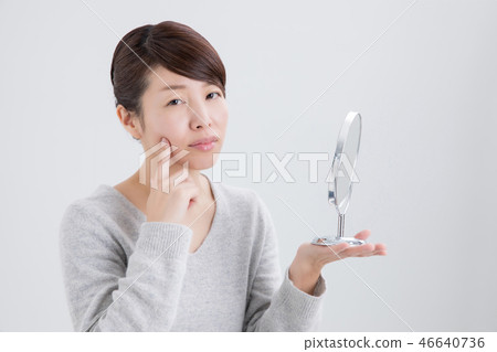 患有皮膚的女人 46640736