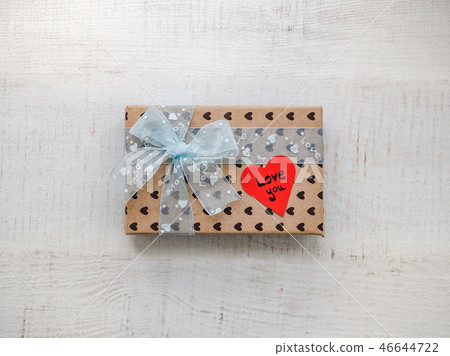 Box with a gift, note with sweet words Box with a gift, note with sweet words 46644722