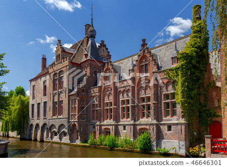 Brugge. Medieval houses over the canal. 46646301