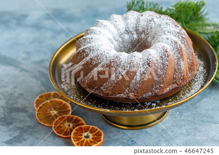 Homemade cake sprinkled with powdered sugar. 46647245