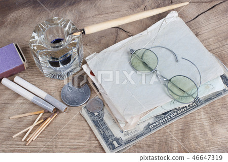 Vintage concept - Old fountain pen and inkwell  46647319