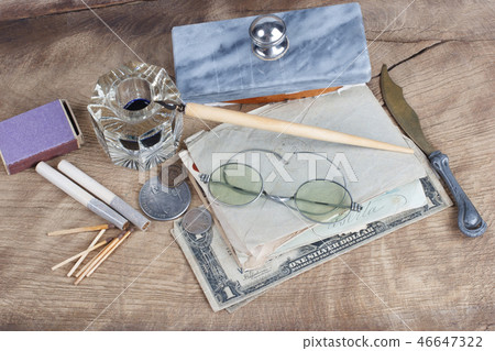 Vintage concept - Old fountain pen and inkwell  46647322