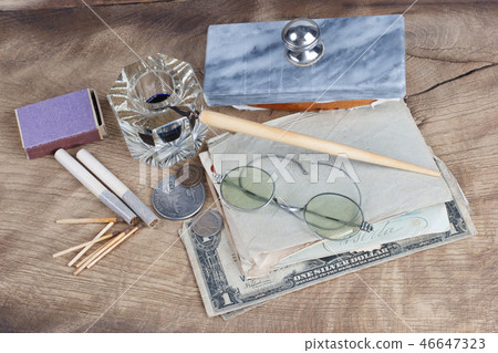 Vintage concept - Old fountain pen and inkwell Vintage concept - Old fountain pen and inkwell 46647323