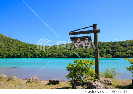 A lake 46651924