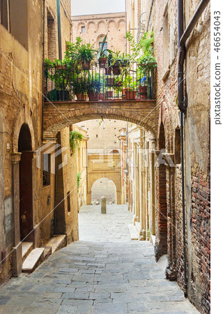 Medieval narrow street Vicolo Delle Scotte Siena Medieval narrow street Vicolo Delle Scotte Siena 46654043