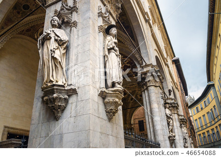 Statue decorating facade of Loggia della mercanzia Statue decorating facade of Loggia della mercanzia 46654088