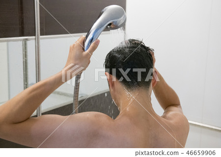 洗她的在陣雨的年輕日本人頭 46659906