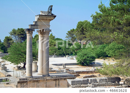 Glanum near of Saint-Rémy-de-Provence. France. 46661628