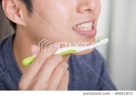 刷牙的一個年輕日本人的嘴 刷牙的一個年輕日本人的嘴 46661955