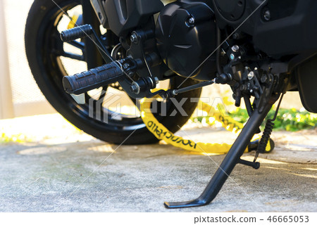 摩托車停車處的特寫鏡頭圖片 46665053