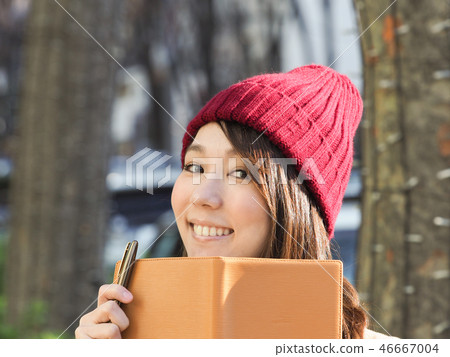 拿著橙色筆記本的想法的婦女 46667004