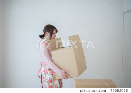 Ladies moving 46668018