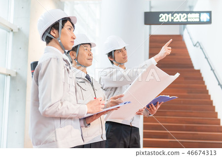 商人,總承包商,建築業,頭盔,會議,檢查 商人,總承包商,建築業,頭盔,會議,檢查 46674313