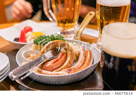 香腸拼盤和啤酒 46675614