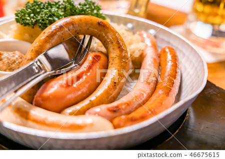 香腸拼盤和啤酒 46675615