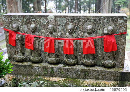 Mr. Kozanayama Okunosan's approach to the Jizo Mr. Kozanayama Okunosan's approach to the Jizo 46679403