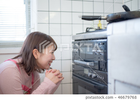 Kitchen woman 46679768