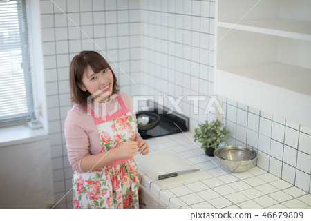 Kitchen woman Kitchen woman 46679809