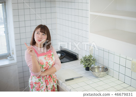 Kitchen woman 46679831