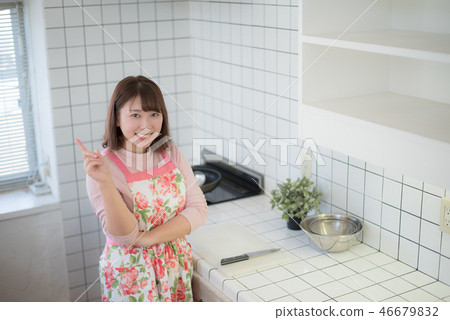 Kitchen woman 46679832