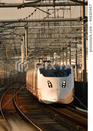Shinkansen在夕陽下 46680467