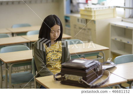 感覺不舒服的孩子(教室) 感覺不舒服的孩子(教室) 46681152