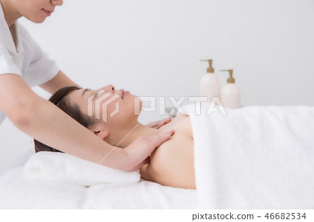 Women who receive esthetic 46682534