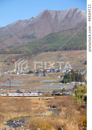 在長野山的背景中穿越夜晚的長野電鐵3500系列火車 46684515