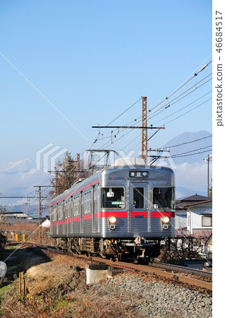 長野電鐵系列3500列車在信州山脈上行駛 46684517