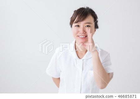 A woman in a white coat telling something 46685871