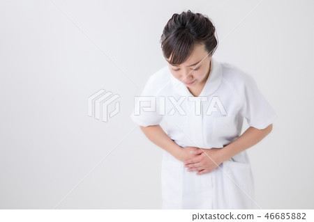 Woman in white coat bowing 46685882