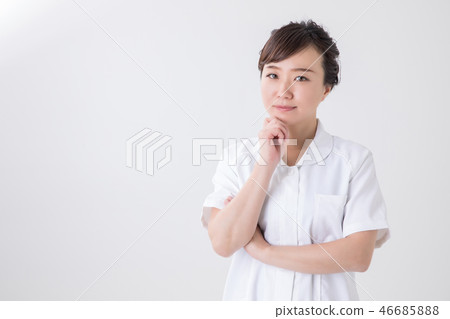 一個白人婦女思考 一個白人婦女思考 46685888