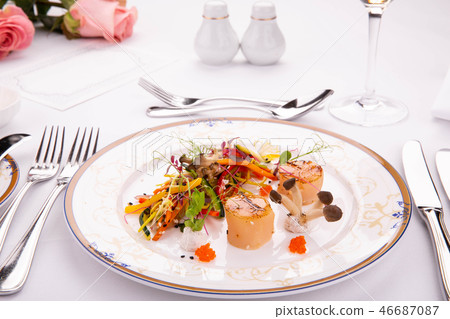Scallops in oil with mushrooms and vegetable sesam 46687087
