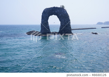在Okushiri島上的Nabe Fishing Rock 1 在Okushiri島上的Nabe Fishing Rock 1 46688126