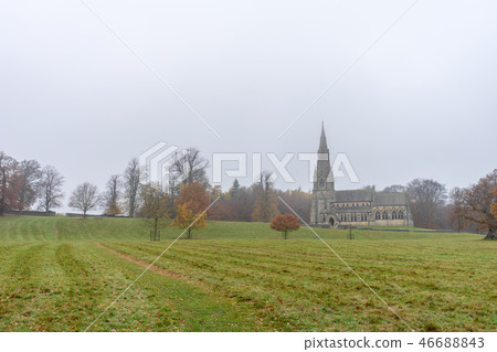 在斯塔德利皇家公園的聖瑪麗教堂,包括噴泉修道院廢墟在英國,英國 在斯塔德利皇家公園的聖瑪麗教堂,包括噴泉修道院廢墟在英國,英國 46688843